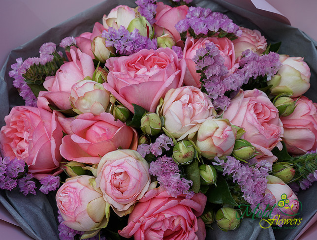 Букет из пионовидных розовых роз и статицы Фото